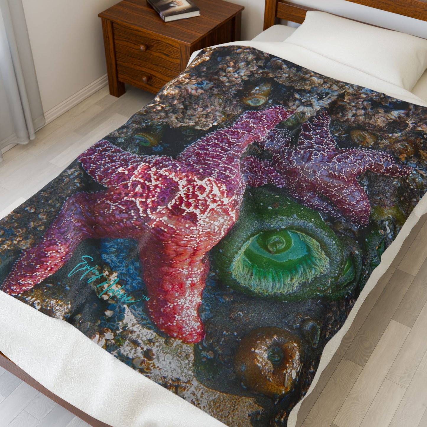 Starfish Velveteen Plush Blanket – Ocean-Inspired Comfort for Coastal Living
